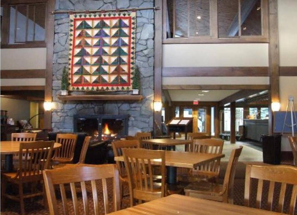 The Black Bear Lodge At Stratton Mountain Resort Esterno foto